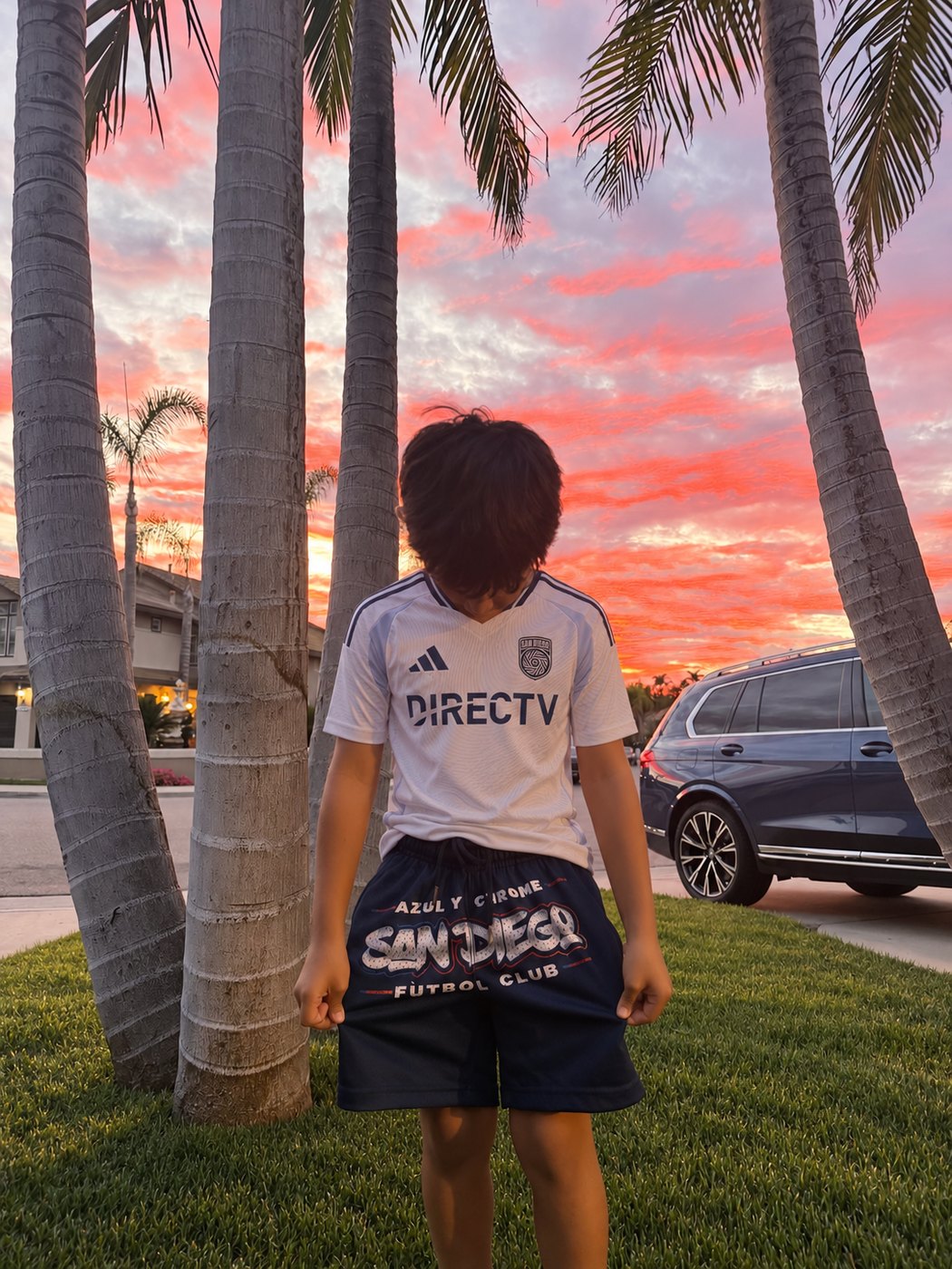 Young fan in Azul y Chrome at sunset
